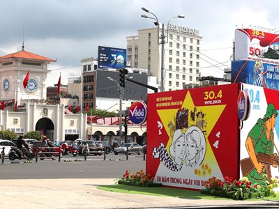 Đường phố TP. HCM trang hoàng chào đón đại lễ 30.4