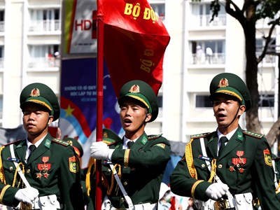 Người dân đội nắng hào hứng chào đón đoàn diễu binh, diễu hành 