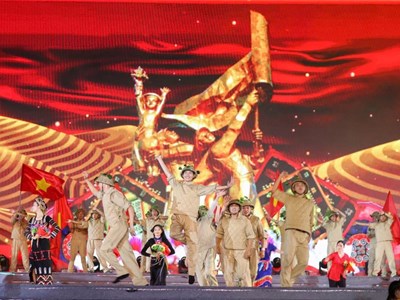 Xúc động chương trình nghệ thuật “Non sông gấm vóc - Một dải vinh quang”