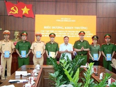 Lai Châu: Biểu dương lực lượng phá chuyên án buôn bán 8 bánh heroin