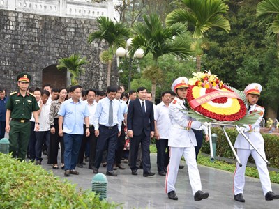Dâng hương tri ân các anh hùng liệt sĩ nhân kỷ niệm 71 năm Chiến thắng Điện Biên Phủ 