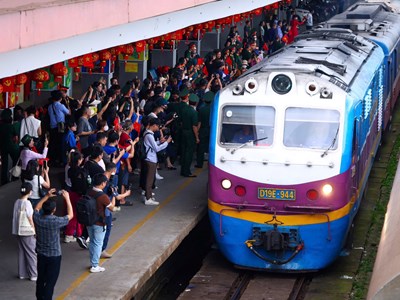 Đón đoàn tàu chở các cán bộ, chiến sĩ tới Hà Nội tập luyện diễu binh