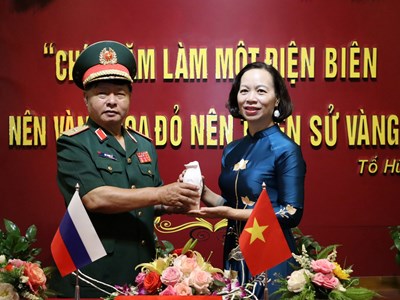 Tiếp nhận hũ đựng đất của Nghĩa trang tưởng niệm Piskaryovskoye, LB Nga