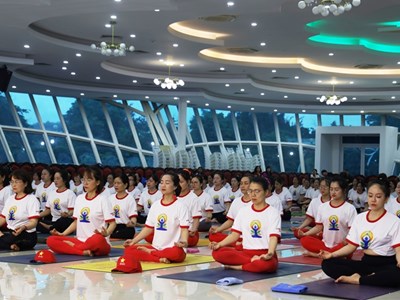 Gần 300 học viên tham gia Ngày Quốc tế Yoga tại Điện Biên 2025