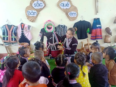 Tăng cường tiếng Việt cho trẻ em vùng dân tộc thiểu số 