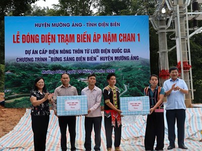 Đồng bào Mông ở Mường Đăng vui mừng đón điện lưới quốc gia