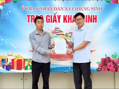 Công dân đầu tiên đăng ký khai sinh tại xã Chiềng Sinh sau hợp nhất