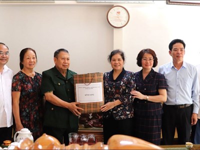 Tặng quà các gia đình chính sách nhân kỷ niệm 78 năm ngày Thương binh -Liệt sĩ