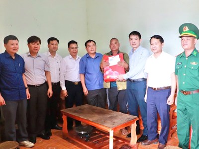 Lai Châu: Thăm, tặng quà động viên các gia đình liệt sĩ xã biên giới Sì Lở Lầu