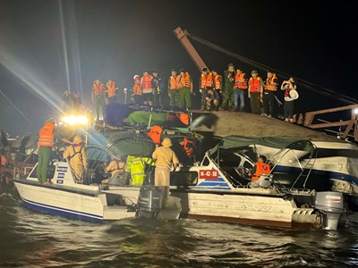  Khẩn trương tìm kiếm cứu nạn, khắc phục hậu quả vụ lật tàu tại Quảng Ninh