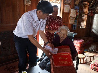 Điện Biên: Thăm hỏi, tặng quà các gia đình chính sách tại xã Thanh An