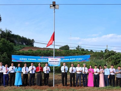 Đưa điện về thắp sáng bản làng ở Chiềng Sung