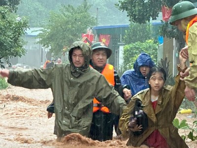 Mưa lũ gây chia cắt và cô lập hoàn toàn nhiều khu vực