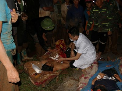 Xuyên đêm tiếp cận hỗ trợ người dân vùng lũ Tìa Dình