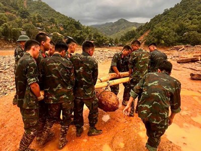 Điện Biên: Phát hiện và di dời an toàn một quả bom tại vùng lũ Mường Luân