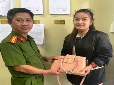 Trao lại tài sản cho khách du lịch bỏ quên ở Công viên Bạch Đằng Phú Quốc