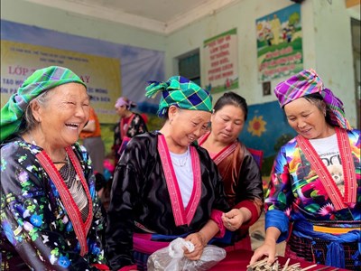 Người Mông ở Điện Biên giữ nghề vẽ hoa văn trên vải truyền thống