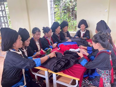 Người Dao khâu ở Điện Biên giữ nghề làm trang phục truyền thống