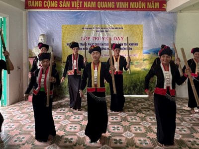 Người Khơ Mú ở Điện Biên giữ nghề truyền thống