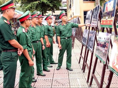 Triển lãm ảnh kỷ niệm 80 năm Ngày truyền thống lực lượng vũ trang Sơn La 