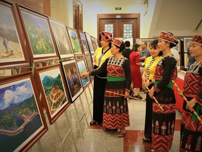 Triển lãm ảnh “Lào Cai - Sắc màu hội nhập và phát triển”  