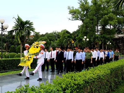 Dâng hương tưởng niệm các anh hùng liệt sĩ Chiến trường Điện Biên Phủ 