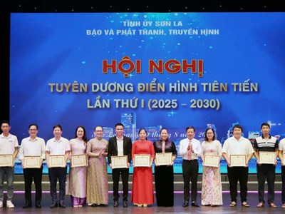 Biểu dương 16 tập thể, cá nhân điển hình tiên tiến trong các phong trào thi đua