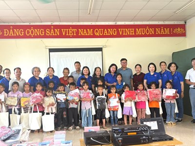 Trao hơn 100 suất quà cho trẻ em khuyết tật, mồ côi tại xã Xa Dung