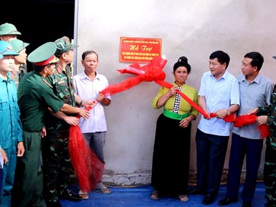 Bàn giao nhà ở cho các gia đình bị thiệt hại do mữa lũ tại xã Mường Luân