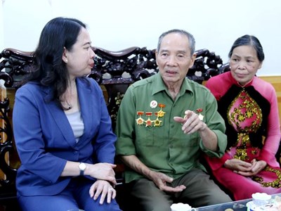 Phó Chủ tịch nước Võ Thị Ánh Xuân thăm, tặng quà gia đình người có công tại Điện Biên