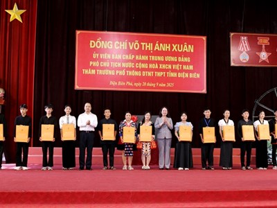  Phó Chủ tịch nước Võ Thị Ánh Xuân trao học bổng cho học sinh Điện Biên