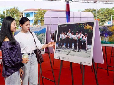 Ấn tượng triển lãm trưng bày hơn 200 bức ảnh đẹp sắc màu Tây Bắc