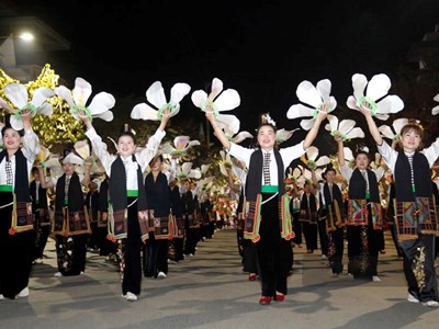 Rực rỡ sắc màu các dân tộc Tây Bắc trên đường phố Điện Biên Phủ