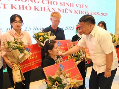 Trao 27 suất học bổng trị giá trên 2,5 tỉ đồng cho sinh viên có hoàn cảnh đặc biệt khó khăn