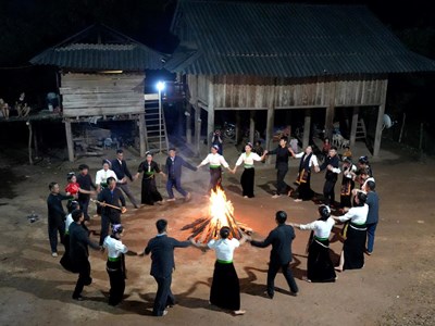 Nét đẹp nghi lễ buộc chỉ cổ tay cầu may của người Kháng