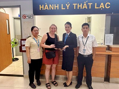 Trao lại tài sản cho khách du lịch bỏ quên trên máy bay khi đến Phú Quốc 