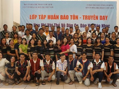 Truyền dạy văn hóa phi vật thể dân tộc Mạ gắn với phát triển du lịch