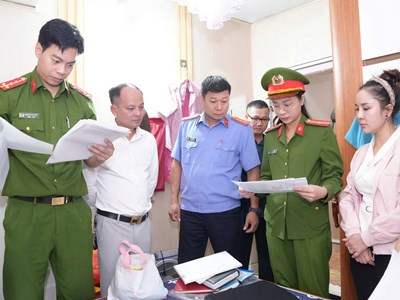 Bắt hiệu trưởng và kế toán trường mầm non chiếm đoạt 580 triệu đồng