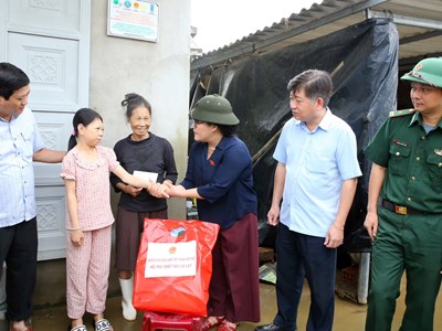 Đoàn đại biểu Quốc hội thành phố Huế thăm hỏi, trao quà hỗ trợ người dân vùng lũ