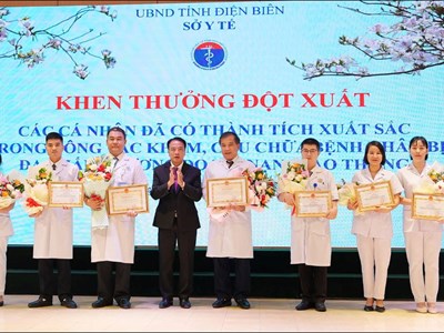 Khen thưởng các y bác sĩ nỗ lực cứu chữa bệnh nhân gần đứt rời cẳng chân