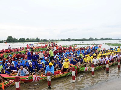 Hàng ngàn người dân An Giang náo nức xem đua ghe ngo