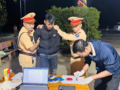 Bắt quả tang 2 đối tượng mua bán trái phép 1.400 viên ma túy tổng hợp