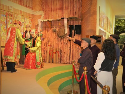  Gắn kết hoạt động giáo dục bảo tàng với truyền dạy văn hóa truyền thống 