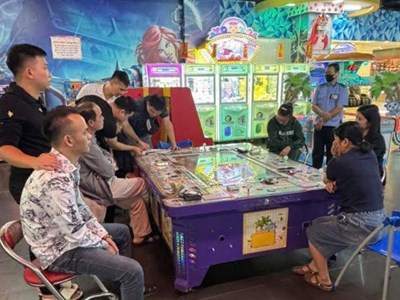 Bắt nhóm 4 đối tượng tổ chức đánh bạc trong trung tâm thương mại
