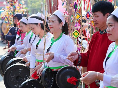 Du khách thích thú khám phá sắc màu nghề truyền thống dân tộc Mường