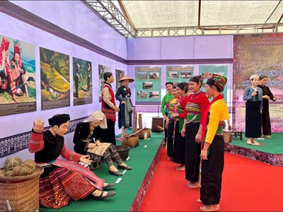 Khám phá nét văn hóa đặc sắc dân tộc Mường tại “Ngôi nhà chung“