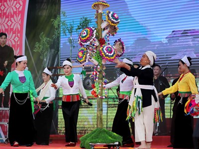 Đặc sắc Liên hoan nghệ thuật quần chúng và trình diễn trang phục dân tộc Mường