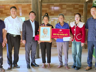 Bàn giao nhà Đại đoàn kết  cho hộ nghèo, đặc biệt khó khăn tại xã vùng cao Điện Biên