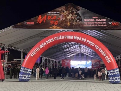 Hơn 1.000 người dân Điện Biên xem miễn phí phim “Mưa đỏ”