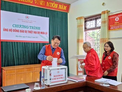 Hội Chữ thập đỏ tỉnh Điện Biên quyên góp ủng hộ đồng bào vùng lũ